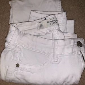 Cute white jeans, go well with a casual event.